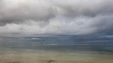 Siquijor Adası shores, sakin okyanus bir tropik fırtınadan sonra gösterilen bir daha karanlık, bulutlu klip.