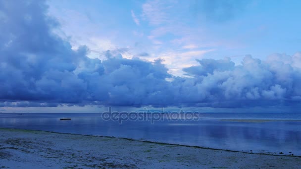 一个有趣的剪辑从锡基岛海滩 拍摄在凌晨时分 低积云可以看到在海洋 由于太阳的位置 整个场景都是蓝色的 — 图库视频影像