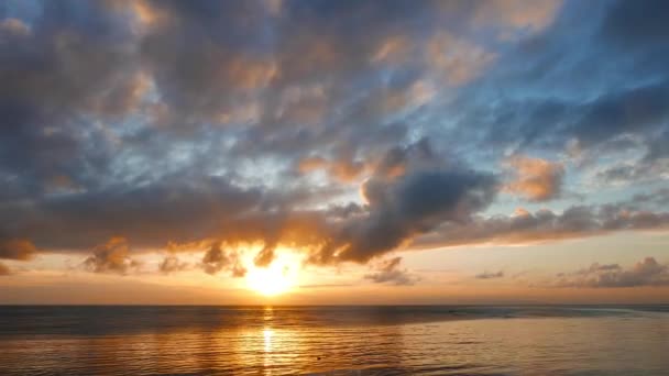 Une vidéo colorée du lever du soleil sur les rives de Dumaguete City, Negros Oriental, Philippines. Présenté en mouvement rapide (temps d'exposition long) ).