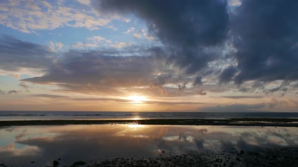 Outro Colorido Maré Baixa Dumaguete City Sunrise Vídeo Reflexão Céu — Vídeo de Stock