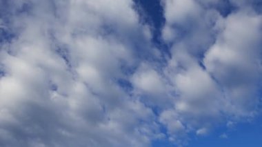 Bir timelapse taşıma ve dönüştürme düşük rakım, büyük cumulus bulutları gösterilen video. Hızlı hareket sunulan.