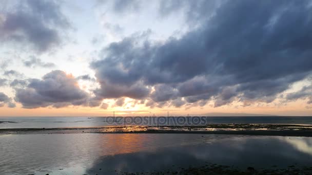 Zataženo Barevné Sunrise Video Pořízené Během Odlivu Reflexe Pohybující Mraky — Stock video