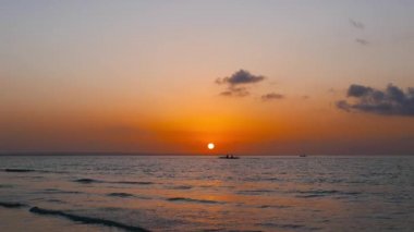 Renkli, bir yüksek gelgit, Bantayan adayı gündoğumu video. Yerel balıkçı-ebilmek var olmak seen güneş ufuk ise sabah yakalamak için gidiş.