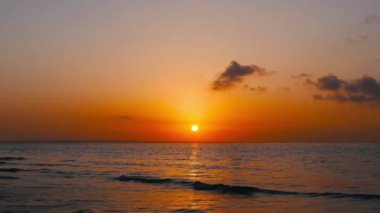 Renkli, bir yüksek gelgit, Bantayan adayı gündoğumu video. Güneş ufuk yüksektir.