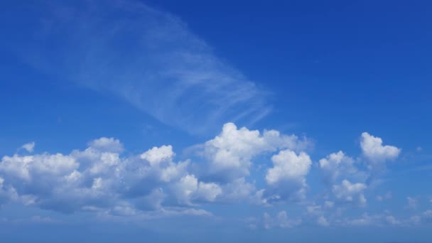 時間の経過 海の上に非常に低高度の積雲の雲の移動および変換を示すビデオ — ストック動画