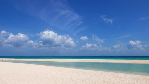 Den Fläckfria Bantayan Island Vita Sandstranden Och Sandrev Lokal Båt — Stockvideo