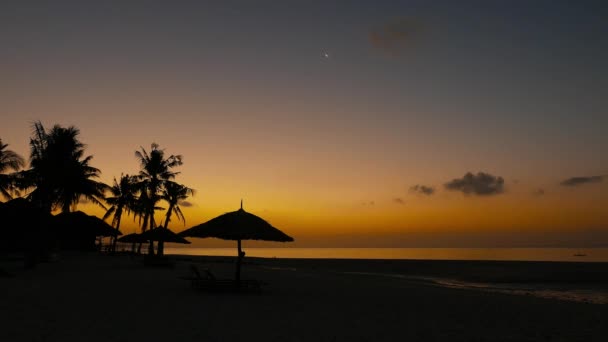 Ein Frühes Sonnenaufgangsvideo Der Insel Bantayan Das Die Einheimischen Sonnenschirme — Stockvideo