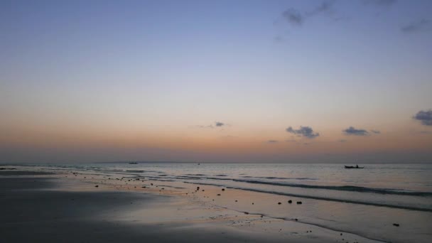 Ciel Dégagé Bantayan Island Sunrise Video Avec Silhouette Pêcheur Local — Video