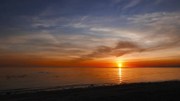 Färgsprakande Solnedgång Video Från Siquijor Island Solen Rörande Horisonten Alldeles — Stockvideo