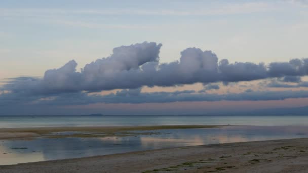 清晨的视频来自锡基岛的白沙海滩 显示云层在退潮的海面上移动和变换 在地平线上可以看到亚洲生产力岛的剪影 显示为时间推移 — 图库视频影像