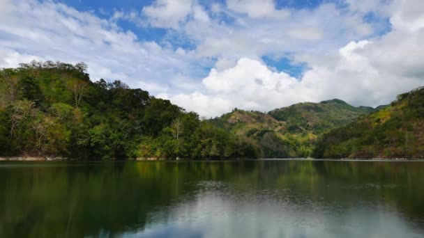 一段长时间的视频显示了 Balanan 的田园风光 内格罗斯东方 菲律宾 可以看到积云的阴影在环绕湖面的郁郁葱葱的森林中移动 小波也可以看到 Formin — 图库视频影像