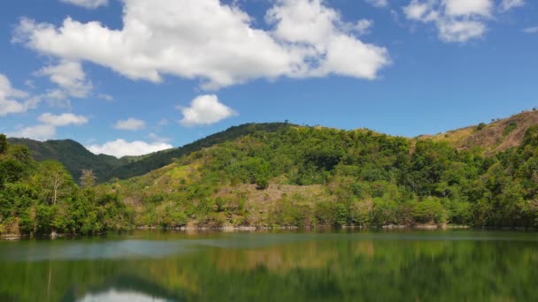 フィリピン ネグロス オリエンタル山湖 Balanan の牧歌的な美しさを示す時間経過のビデオ 小さな波は風が強まるにつれて形成 湖の反射率を変更する見ることができます もともと ウルトラ 解像度の — ストック動画