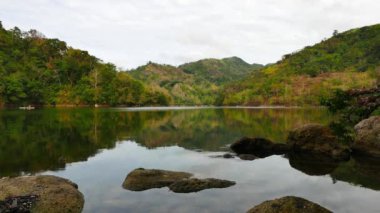 Dağ gölü Balanan pastoral güzelliği Negros Oriental, Filipinler'de gösterilen bir gerçek zamanlı klip. Yerel bir ikamet geleneksel Avara Demiri (içinde mesafe seyir görülebilir).