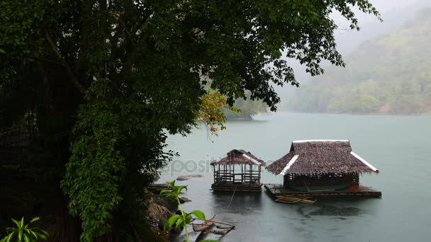 แสดงกระท อมลอยน ทะเลสาบบาซา Negros Oriental Philippines ภายใต ฝนตกหน — วีดีโอสต็อก