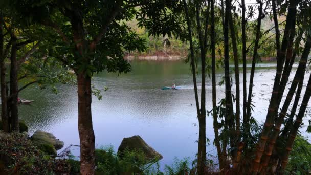 Siaton 熱帯からのクリップは林周辺の湖 Balanan 地域住民は 伝統的なカヌー バンカで通勤で見ることができます — ストック動画