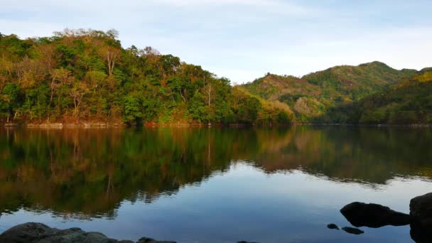 Czasie Rzeczywistym Klip Pokazuje Idylliczne Piękno Górskiego Jeziora Balanan Negros — Wideo stockowe