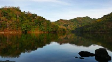 Dağ gölü Balanan pastoral güzelliği Negros Oriental, Filipinler'de gösterilen uzun, bir gerçek zamanlı klibi. 