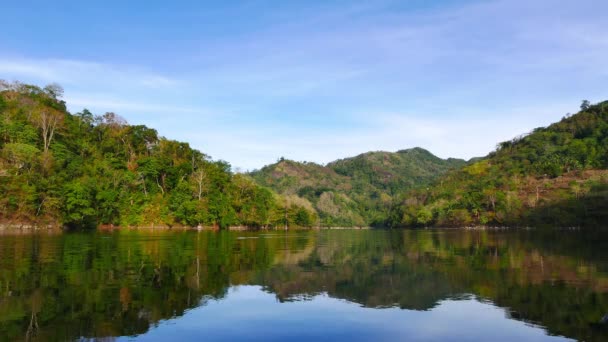 フィリピン ネグロス オリエンタルの山湖 Balanan の牧歌的な美しさを示す長い リアルタイムにクリップ 大きくなって湖の波紋により クリップを通して周囲の反射の変化を観察できます — ストック動画