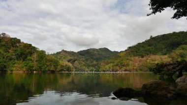 Dağ gölü Balanan pastoral güzelliği Negros Oriental, Filipinler'de gösterilen uzun, bir gerçek zamanlı klibi.