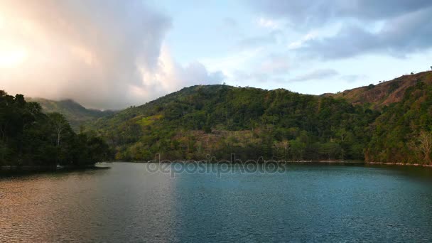 一个实时剪辑显示在内格罗斯东方 菲律宾的山湖 Balanan 从一个高的有利位置 在一个刮风的下午 — 图库视频影像