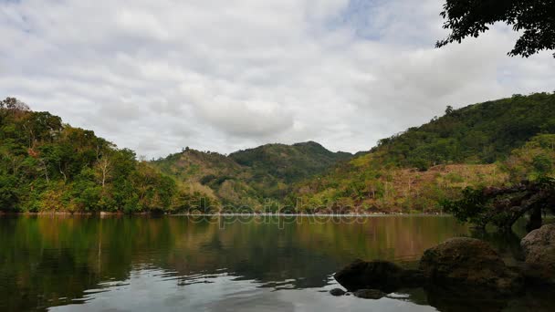 フィリピン ネグロス オリエンタルの山湖 Balanan の牧歌的な美しさを示す長い リアルタイム クリップ — ストック動画