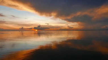 Bir çok kırmızı, canlı gündoğumu video Dumaguete şehir kıyıları üzerinden. Ufuk rising Sun görülebilir.