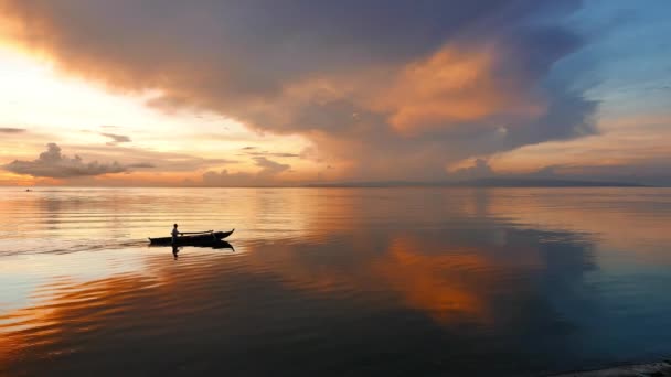 Bardzo Spokojny Kolorowe Sunrise Wideo Brzegów Dumaguete City Miejscowego Rybaka — Wideo stockowe