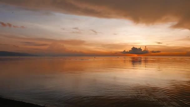 Egy Színes Napkelte Videóinak Dumaguete City Partján Egy Lassú Panorámafelvétel — Stock videók