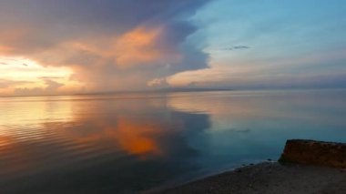 Bir çok renkli, canlı gündoğumu hyperlapse (hızlı hareket) video Dumaguete şehir kıyıları üzerinden.