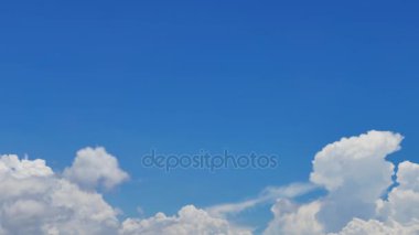 (Fotoğraf makinesi kaydırma) hyperlapse video hareket ve cumulus bulutları dönüşümün gösteriliyor. Zaman atlamalı sunulan.