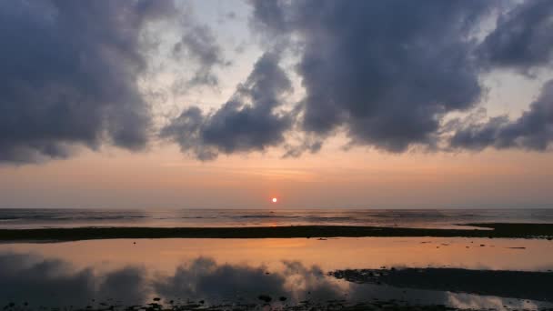 Ein Nebelhaftes Pastellfarbenes Sonnenaufgangsvideo Aus Dumaguete City Die Reflexion Des — Stockvideo