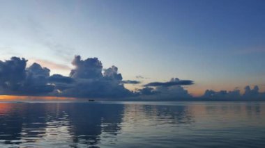 Sakin ol, hava açık video gündoğumu Dumaguete şehirden kıyıları. Bir yolcu gemisi silüeti horizon adlı görülebilir. Bir yavaş hareket sembolleri kamera ile çekim.