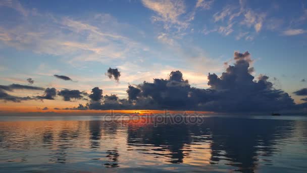 穏やかな ドゥマゲテからビデオ カラフルな日の出の海岸します 旅客船のシルエットは 地平線を見ることができます 遅いパン カメラで撮影します — ストック動画