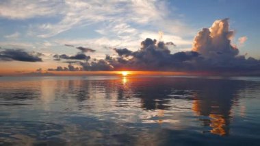 Bir çok renkli gündoğumu video Dumaguete şehir shores okyanus gibi ayna ile üzerinden. Güneş ufuk üzerinde görülebilir. Bir yavaş hareket sembolleri kamera ile çekim.