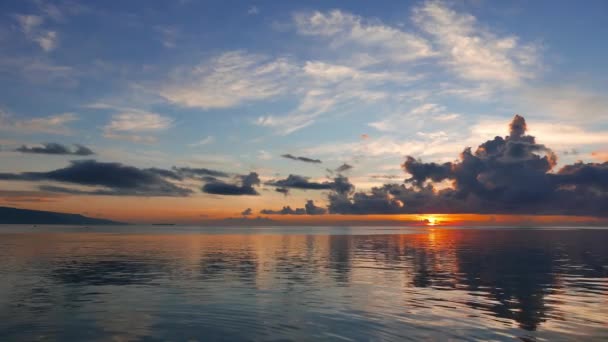 穏やかな ドゥマゲテからビデオ カラフルな日の出の海岸します 太陽は地平線の上にちょうど見ることができます 遅いパン カメラで撮影します — ストック動画