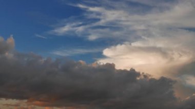 Kümülüs bulutlar, gündoğumu sırasında alınan bir renkli hyperlapse video (fotoğraf makinesi kaydırma).