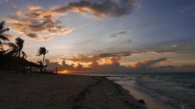 Bir renkli, kıyı gündoğumu video Bantayan ada üzerinden; Visayas, Filipinler. 