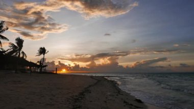 Bir renkli, kıyı gündoğumu video Bantayan ada üzerinden; Visayas, Filipinler. 