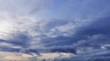 (Fotoğraf makinesi kaydırma) hyperlapse video hareket ve cumulus bulutları dönüşümün gösteriliyor. Gündoğumu sırasında vurulduğu belirgin renk değişikliği da görülebilir. Zaman atlamalı sunulan.