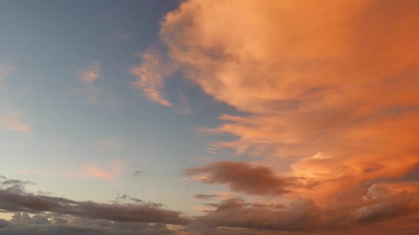 Vídeo Hiperlapso Colorido Câmera Panorâmica Nuvens Cumulus Tomadas Durante Nascer — Vídeo de Stock