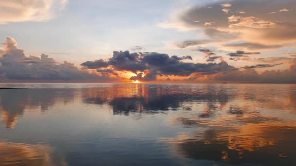 从杜马格特城市海岸的一个平静 丰富多彩的日出视频 太阳可以在地平线上看到 用缓慢的平移相机拍摄 — 图库视频影像