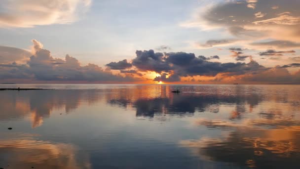 Vídeo Calmo Colorido Nascer Sol Das Costas Dumaguete City Silhueta — Vídeo de Stock