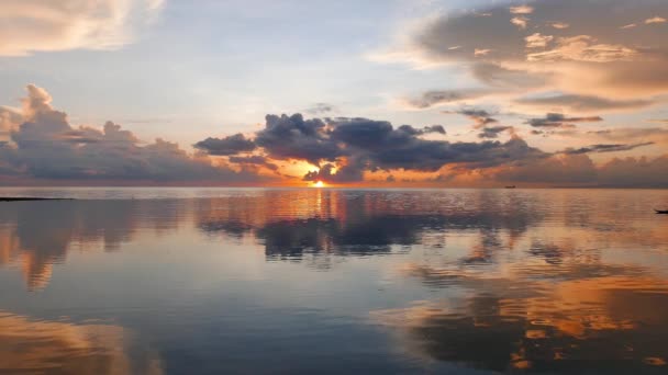 Spokojny Kolorowe Sunrise Wideo Dumaguete City Shores Sylwetka Lokalnego Rybaka — Wideo stockowe