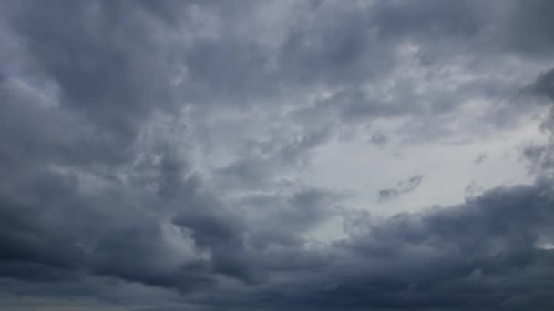 Une vidéo hyperlapse (caméra panoramique) de nuages cumulus sombres .