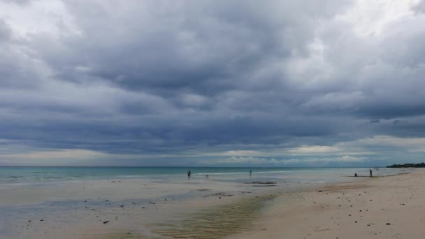 カメラ時間の経過 Hyperlapse ビデオ バンタヤン島の美しい白い砂浜から 曇りの午後に撮影 — ストック動画
