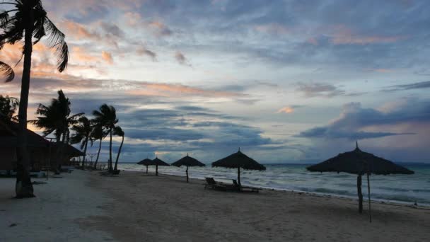 从班塔延岛岛海岸的一个阴天 丰富多彩的日出视频 菲律宾中央米沙鄢 — 图库视频影像