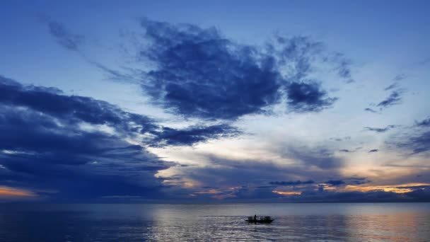 Kolorowe Sunrise Wideo Brzegów Dumaguete City Sylwetka Lokalnych Rybaków Prowadzących — Wideo stockowe