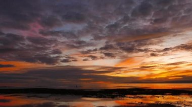 Bir bulutlu renkli gündoğumu video Dumaguete şehirden kıyıları. Yerli halk tarafından düşük tide geride sığ havuzlarından kabukları toplama görülebilir.