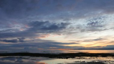 Bir soluk henüz renkli gündoğumu video Dumaguete şehir kıyıları üzerinden. Yerli halk tarafından düşük tide geride sığ havuzlarından kabukları toplama görülebilir.