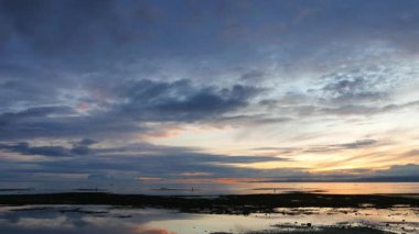 Bir soluk henüz renkli gündoğumu video Dumaguete şehir kıyıları üzerinden. Yerli halk tarafından düşük tide geride sığ havuzlarından kabukları toplama görülebilir.